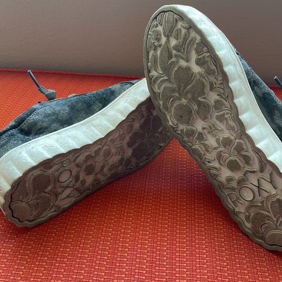 Roxy Surf sneakers. Gray Camo print Canvas/denim feel outside. Women’s size 6 - Picture 2 of 8